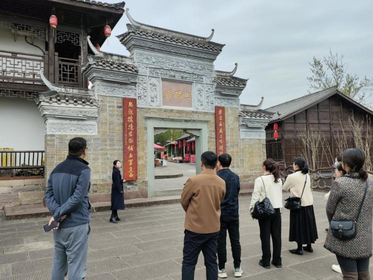 中共巴中市鑫匯金融服務(wù)有限公司機關(guān)聯(lián)合支部 開展“弘揚好家風·傳承好家訓(xùn)”主題黨日活動